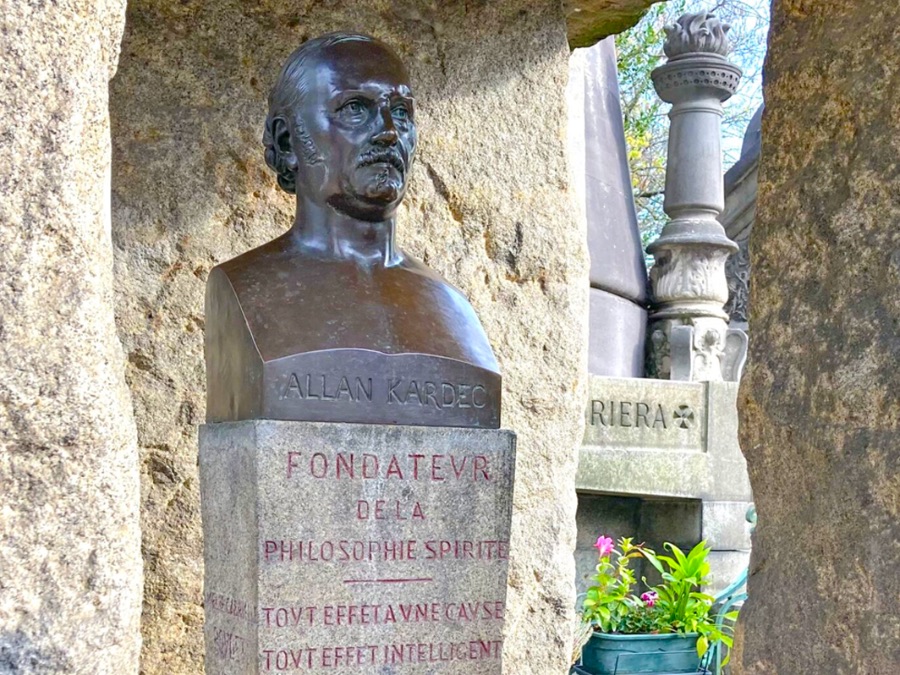 Tombe d'Allan Kardec, division 44 du Père-Lachaise