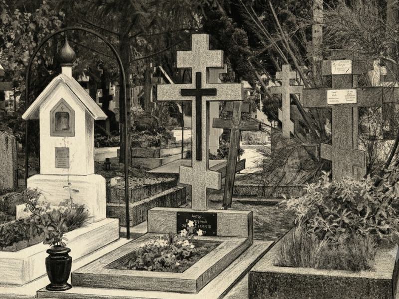 Croix orthodoxes et chapelle russe parmi les sépultures du Père-Lachaise
