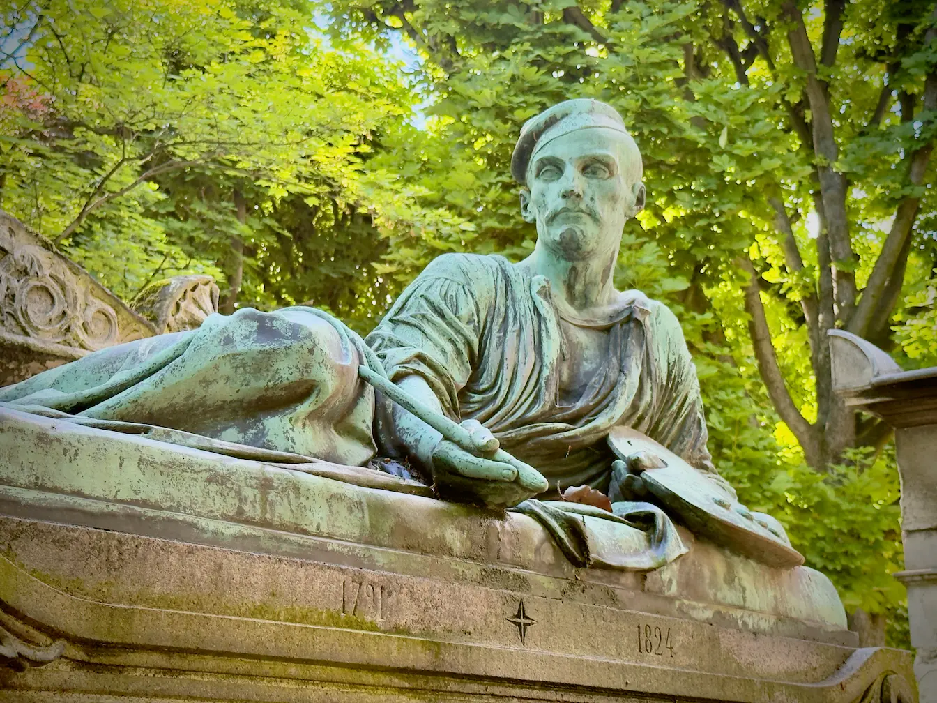 Gisant de bronze verdi sur une tombe du Père-Lachaise