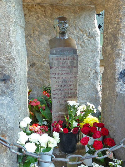 Le dolmen d'Allan Kardec, division 44 du Père-Lachaise