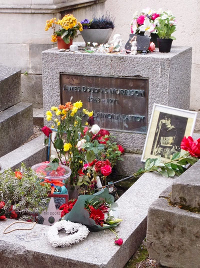 La tombe de Jim Morrison, division 6 du Père-Lachaise