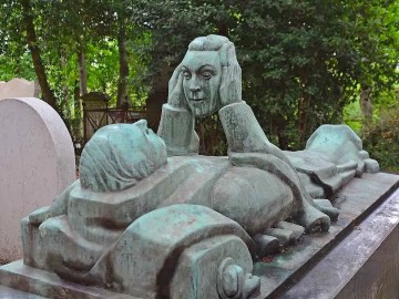 Le gisant de Fernand Arbelot tenant un visage, division 11 du Père-Lachaise